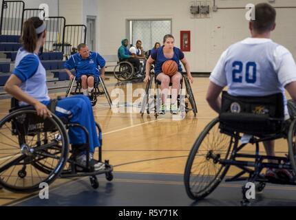 Sarah Ziaja, un guerrier de l'athlète de soins, tente de trouver un coéquipier pour le passer à au cours de la session de basket-ball en fauteuil roulant l'adaptive sports camp à la base aérienne d'Eglin, en Floride, le 25 avril. La base héberge la plaie d'une semaine de soins de guerrier qui aide à la récupération de l'événement blessés, malades et blessés par des militaires à la main sur la formation de réadaptation. Banque D'Images