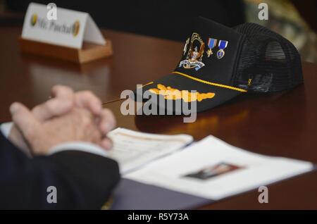 Une légion de vaillance états écoute un briefing au U.S. Army Training and Doctrine Command at Joint Base Langley-Eustis, en Virginie, le 21 avril 2017. Fondée à l'origine comme la médaille d'honneur en 1890 de la Légion, la Légion de la vaillance a ensuite été affrété par une loi du Congrès en 1955, l'ajout de récipiendaires de la Croix de l'US Air Force à l'organisation. Banque D'Images