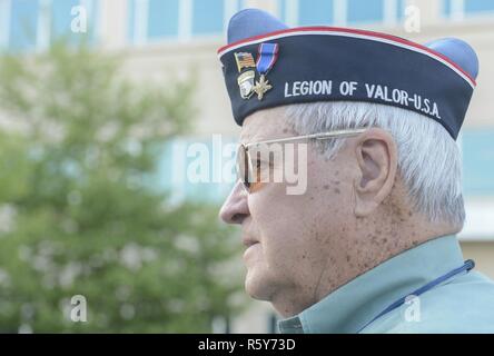 Le colonel de l'Armée américaine à la retraite Tom Reeves, membre de la Légion de la Vaillance, attend la visite de l'armée américaine Training and Doctrine Command at Joint Base Langley-Eustis, en Virginie, le 21 avril 2017. Les membres de la Légion de la vaillance des États-Unis d'Amérique, Inc., sont les récipiendaires de la Croix du service distingué de la Marine, Croix, médaille d'honneur du Congrès ou de l'Air Force Cross. Banque D'Images