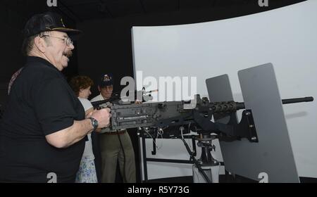 Le Lieutenant-colonel de l'Armée américaine à la retraite Barry Gasdek Légion, de la vaillance militaire, une simulation d'incendies arme tout en visitant le département de formation de l'Intermodal Maritime Joint Base Langley-Eustis, en Virginie, le 21 avril 2017. La Légion de vaillance organisation vise à encourager le patriotisme et l'intérêt de provoquer au sujet de l'armée dans la jeunesse d'aujourd'hui. Banque D'Images