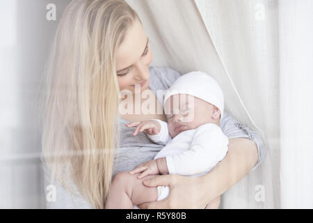 Mère heureuse avec un bébé Banque D'Images