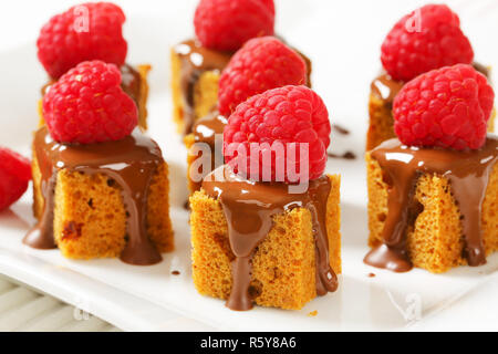 D'ÉPICES Mini carrés de chocolat fondu Banque D'Images