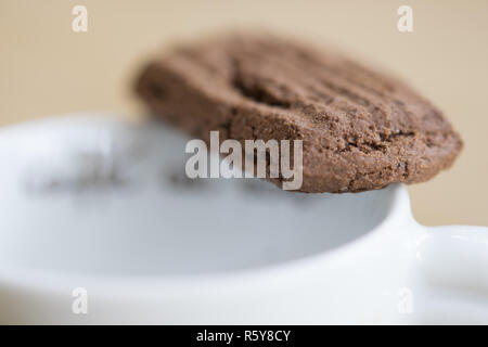Tremper un biscuit dans le café espresso Banque D'Images