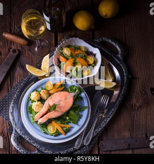 Saumon au beurre purée de pommes de terre frites et salade Banque D'Images