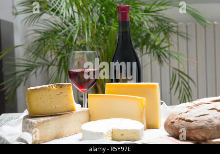 Différents fromages français avec un verre de vin Banque D'Images