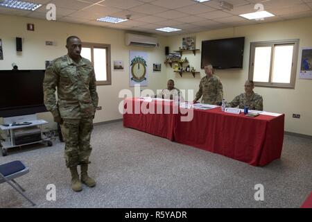 Le Sgt. Calvin Grimes, avec le 595th Brigade des transports, répond à des questions au cours de la 1ère Commande de soutien (Théâtre) La concurrence meilleur Guerrier au Camp Arifjan conseil d'apparence, le Koweït, le 15 avril 2017. Banque D'Images