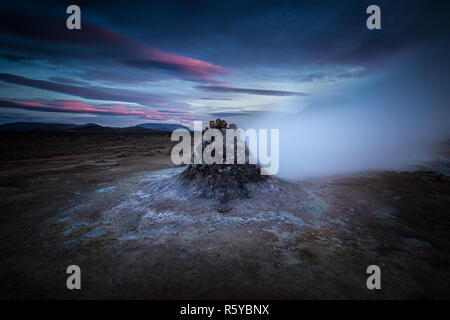 Fumerolle crachant la vapeur à Hverir, Namafjall, Islande Banque D'Images