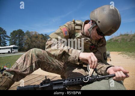 Circuit de l'armée américaine. Jordan Buck, un spécialiste de la production de documentation de Combat/, affecté à la 55e Compagnie de transmissions (Combat Camera), ajuste son arme alors qu'au cours de la qualification 2017 5e édition de la SPC Hilda I. Clayton Meilleur Combat Camera (COMCAM) à Fort A.P. Hill, en Virginie, le 18 avril 2017. Buck est en compétition dans le 2017 5e meilleur COMCAM où la concurrence de deux équipes en concurrence tout au long d'une semaine que les tests leur santé physique, mentale et les capacités techniques. Le concours est créé pour honorer le soldat de la caméra de combat tombé Hilda CPS I. Clayton, qui a donné sa vie, 02 juillet 2013 dans un Banque D'Images