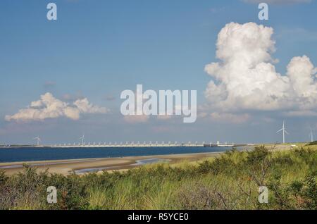 Vue sur les dunes et la mer du Nord à de banjaard et sur le côté ouest de la tempête la défense contre les inondations entre la mer du Nord et de l'Oosterschelde,Noord Beveland-,225,sud Pays-Bas Banque D'Images