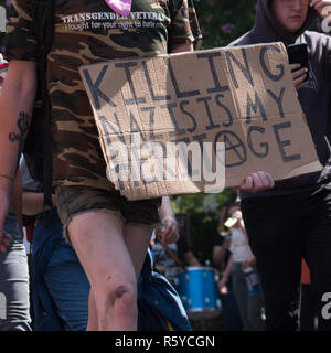 Charlottesville , Virginia , États-Unis - 12 août 2017 unir la droite attire des groupes néo-nazis et les manifestants violents Banque D'Images