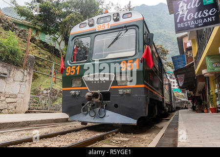 Peru Rail train arrivant en gare de Machu Picchu Banque D'Images