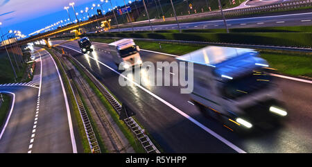 Les camions sur les quatre voies de l'autoroute à accès contrôlé en Pologne Banque D'Images