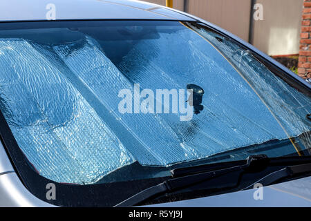 Protection de la voiture de bord de la lumière directe du soleil. Réflecteur Sun Banque D'Images