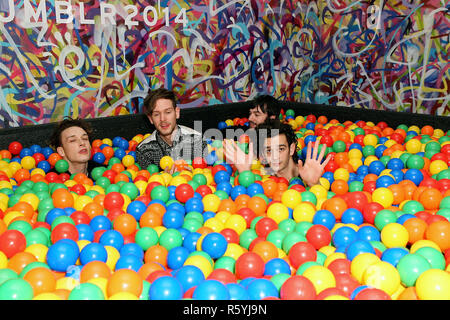 NEW YORK, NY - 10 DÉCEMBRE : George Daniel (batterie), Adam Hann (guitare), Ross MacDonald (basse) et Matthew 'M' procureur Healy (Chant) de la pop rock bande 'l' 1975 assister à la Tumblr 2014 Bilan de l'année de travail à Brooklyn Night Bazaar le 10 décembre 2014 dans le quartier de Brooklyn, New York. (Photo par Steve Mack/S.D. Mack Photos) Banque D'Images
