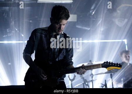 NEW YORK, NY - 10 DÉCEMBRE : Adam Hann (guitare) du groupe de rock indépendant anglais 'The 1975' fonctionne à la Tumblr 2014 Bilan de l'année de travail à Brooklyn Night Bazaar le 10 décembre 2014 dans le quartier de Brooklyn, New York. (Photo par Steve Mack/S.D. Mack Photos) Banque D'Images