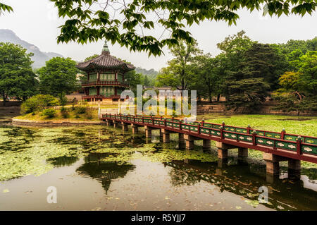 Hyangwonjeong Pavilion et paysage de l'étang à l'intérieur de Gyeongbokgung (Séoul, Corée du Sud) Banque D'Images