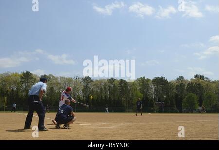 L'Armée américaine à la retraite Le Cpl. Nick Clark, guerrier blessé amputé membre de l'équipe de softball, frappe la balle au cours de l'WWAST match contre Newport News la police et d'incendie à Newport News, en Virginie, le 15 avril 2017. Le WWAST les membres vivent de la devise que "la vie sans membres est sans limite." Banque D'Images