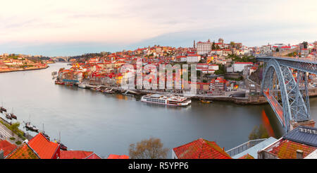 Vieille ville et du fleuve Douro, à Porto, Portugal. Banque D'Images