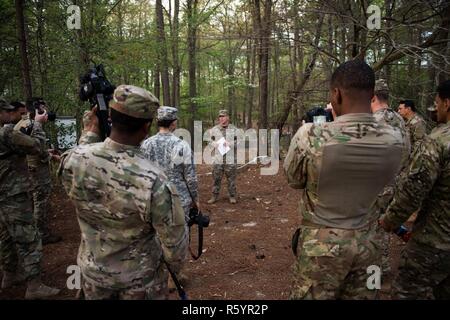 Lieutenant de l'armée américaine Styers Bradly, affecté à la 55e Compagnie de transmissions (mémoires), Caméra de combat concurrents sur le parcours dans le cadre de la 5e édition de 2017 Hilda CPS I. Clayton Meilleur Combat Camera (COMCAM) à Fort A.P. Hill, en Virginie, le 18 avril 2017. Le parcours est effectué sur deux jours de la SPC. Hilda I. Clayton Meilleur COMCAM la concurrence, qui vise à établir la confiance en soi et le travail d'équipe en prenant en dehors de leurs zones de confort. Le parcours est le quatrième cas de la concurrence, dans lequel les équipes de deux en concurrence tout au long d'une semaine que leurs tests p Banque D'Images