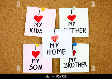 Les notes sur le fond du panneau en liège avec wordsI aime mes enfants J'aime ma mère, frère, fils Banque D'Images