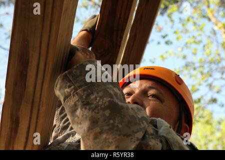 Le sergent de l'armée américaine. Edward Reagan, affecté à la 982e Caméra de combat, zigzague entre les weaver obstacle au parcours d'événement au cours de la 5e édition de 2017 Hilda CPS I. Clayton Meilleur Combat Camera (COMCAM) à Fort A.P. Hill, en Virginie, le 18 avril 2017. Reagan est en compétition dans le 2017 5e meilleur COMCAM où la concurrence de deux équipes en concurrence tout au long d'une semaine que les tests leur santé physique, mentale et les capacités techniques. Le concours est créé pour honorer le soldat de la caméra de combat tombé Hilda CPS I. Clayton, qui a donné sa vie, 02 juillet 2013 en Afghanistan dans le cadre Banque D'Images