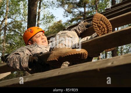 Le sergent de l'armée américaine. Edward Reagan, affecté à la 982e Caméra de combat, zigzague entre les weaver obstacle au parcours d'événement au cours de la 5e édition de 2017 Hilda CPS I. Clayton Meilleur Combat Camera (COMCAM) à Fort A.P. Hill, en Virginie, le 18 avril 2017. Reagan est en compétition dans le 2017 5e meilleur COMCAM où la concurrence de deux équipes en concurrence tout au long d'une semaine que les tests leur santé physique, mentale et les capacités techniques. Le concours est créé pour honorer le soldat de la caméra de combat tombé Hilda CPS I. Clayton, qui a donné sa vie, 02 juillet 2013 en Afghanistan dans le cadre Banque D'Images