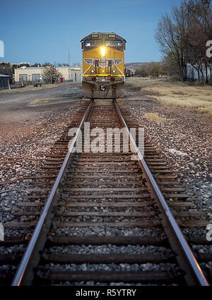 Union Pacific freight train arrivant dans la région de Alpine, Texas Banque D'Images