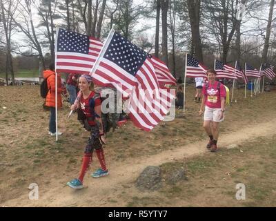 Kimberly Mauro et son partenaire rucking Diane franchissent la ligne d'arrivée à l'événement marathon de Boston Ruck difficiles le 15 avril 2017. L'événement a recueilli des fonds pour la Fondation des amis militaires, un organisme qui vise à répondre aux besoins liés au service des membres des forces et les premiers intervenants. Banque D'Images