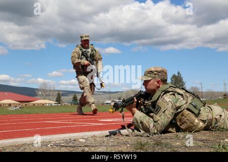 La 1ère Armée américaine, le lieutenant Gabe Albertson, 722e compagnie de munitions (NEM), 192e bataillon et des munitions (NEM), 52e Groupe de munitions (NEM), tire sur la sécurité pendant une escouade circulation de l'exercice dans le centre de formation de Yakima, Washington, le 21 avril 2017. Le cours de Dirigeants CBRNE est conçu pour créer des leaders capables de s'adapter la lutte contre les menaces chimiques, biologiques, radiologiques, nucléaires, et les dangers à la fois permissif et non permissif l'environnement partout dans le monde. Banque D'Images