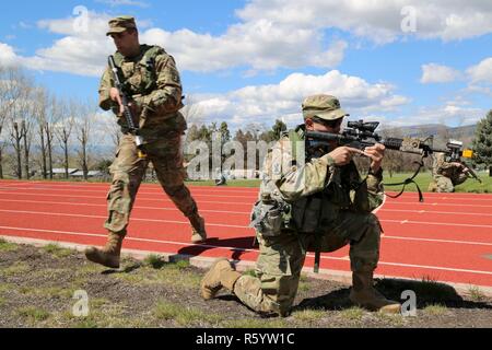 Des soldats américains avec 20e pratique commande CBRNE traversant une zone de danger linéaire au cours d'un exercice sur le mouvement à l'équipe du Centre de formation de Yakima, Washington, le 21 avril 2017. Le cours de Dirigeants CBRNE est conçu pour créer des leaders capables de s'adapter la lutte contre les menaces chimiques, biologiques, radiologiques, nucléaires, et les dangers à la fois permissif et non permissif l'environnement partout dans le monde. Banque D'Images