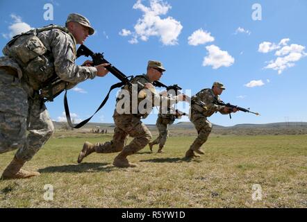 Des soldats américains avec 20e Commandement CBRNE, lié de l'avant lors d'un mouvement de l'escouade de l'exercice dans le centre de formation de Yakima, Washington, le 21 avril 2017. Le cours de Dirigeants CBRNE est conçu pour créer des leaders capables de s'adapter la lutte contre les menaces chimiques, biologiques, radiologiques, nucléaires, et les dangers à la fois permissif et non permissif l'environnement partout dans le monde. Banque D'Images