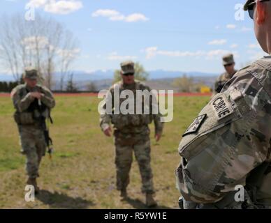 Des soldats américains mener un exercice sur le mouvement à l'équipe du Centre de formation de Yakima, Washington, le 21 avril 2017. Le cours de Dirigeants CBRNE est conçu pour créer des leaders capables de s'adapter la lutte contre les menaces chimiques, biologiques, radiologiques, nucléaires, et les dangers à la fois permissif et non permissif l'environnement partout dans le monde. Banque D'Images