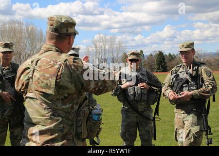 Maître de l'armée américaine le Sgt. Jeffrey Newton, petite unité tactique instructeur, fournit des directives aux soldats pendant un exercice sur le mouvement à l'équipe du Centre de formation de Yakima, Washington, le 21 avril 2017. Le cours de Dirigeants CBRNE est conçu pour créer des leaders capables de s'adapter la lutte contre les menaces chimiques, biologiques, radiologiques, nucléaires, et les dangers à la fois permissif et non permissif l'environnement partout dans le monde. Banque D'Images