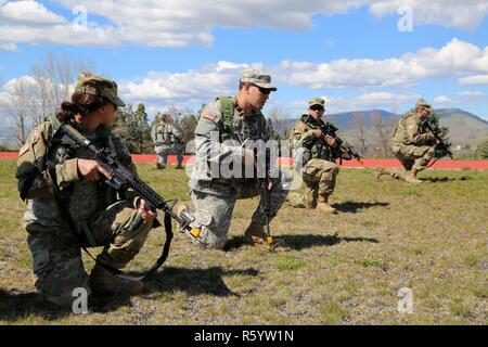 Des soldats américains avec 20e Commandement CBRNE, préparez-vous à passer au cours d'un exercice sur le mouvement à l'équipe du Centre de formation de Yakima, Washington, le 21 avril 2017. Le cours de Dirigeants CBRNE est conçu pour créer des leaders capables de s'adapter la lutte contre les menaces chimiques, biologiques, radiologiques, nucléaires, et les dangers à la fois permissif et non permissif l'environnement partout dans le monde. Banque D'Images