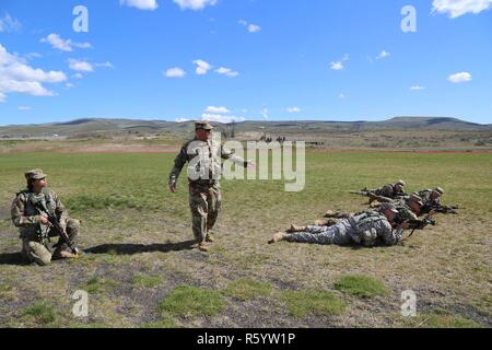 Maître de l'armée américaine le Sgt. Jeffrey Newton, petite unité tactique instructeur, fournit des directives aux soldats pendant un exercice sur le mouvement à l'équipe du Centre de formation de Yakima, Washington, le 21 avril 2017. Le cours de Dirigeants CBRNE est conçu pour créer des leaders capables de s'adapter la lutte contre les menaces chimiques, biologiques, radiologiques, nucléaires, et les dangers à la fois permissif et non permissif l'environnement partout dans le monde. Banque D'Images