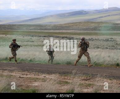 Des soldats américains avec le 20ème commandement CBRNE en cas d'incident CBRNE, cours de Dirigeants liés avant durant une squad de l'entraînement à la circulation du centre de formation de Yakima, Washington, 22 avril 2017. Le cours de Dirigeants CBRNE est conçu pour créer des leaders capables de s'adapter la lutte contre les menaces chimiques, biologiques, radiologiques, nucléaires, et les dangers à la fois permissif et non permissif l'environnement partout dans le monde. Banque D'Images