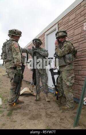 Des soldats américains avec le 20ème commandement CBRNE CBRNE du cours, préparer les dirigeants à se rallier au cours d'un exercice d'entraînement de brigade circulation au centre de formation de Yakima, Washington, 22 avril 2017. Le cours de Dirigeants CBRNE est conçu pour créer des leaders capables de s'adapter la lutte contre les menaces chimiques, biologiques, radiologiques, nucléaires, et les dangers à la fois permissif et non permissif l'environnement partout dans le monde. Banque D'Images