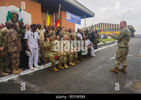 Le sergent de l'armée américaine. Le Major Harold Estabrooks, de l'armée américaine de la réserve de l'Armée de l'Afrique, la cellule d'engagement dirige l'arrangement de la photo de groupe après la cérémonie d'ouverture de l'exercice Unified Focus 2017, qui a eu lieu sur la base navale de Douala, le 24 avril 2017. UF 17 est un exercice de simulation d'une semaine qui réunit les partenaires militaires de la zone du bassin du lac Tchad, la Force opérationnelle multinationale (MNJTF) ensemble pour pratiquer la planification conjointe et la coordination à travers une série de vignettes par script. Banque D'Images