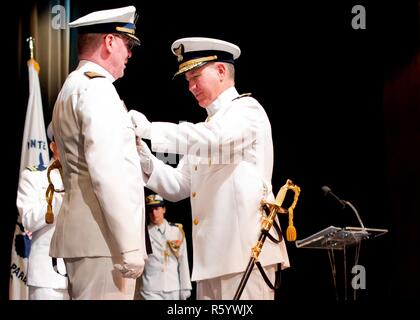 Adm arrière. Dave Callahan, commandant du 8e District de la Garde côtière canadienne, les broches d'un prix au départ sur le Capitaine Peter Martin, commandant du Secteur de Houston-Galveston, au cours d'un changement de commandement et la retraite cérémonie à San Jacinto College à Houston, le 24 avril 2017. Le changement de commandement cérémonie est une vieille tradition militaire, qui transmet aux officiers et hommes de troupes que bien que l'autorité de commandement est abandonné par une seule personne et assumé par un autre, c'est toujours maintenue sans interruption. Banque D'Images