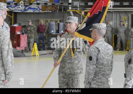 Le Lieutenant-colonel de l'armée américaine Howard Lloyd, nouveau commandant de la 28e Brigade d'aviation de combat détient la brigade de couleurs en cours d'une cérémonie de passation de commandement à Muir Army Airfield, 23 avril 2017. Lloyd prend le relais pour le commandant sortant, le colonel Dennis Sorensen après avoir servi comme commandant de la brigade. Banque D'Images