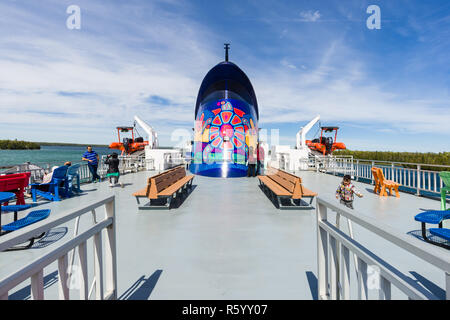 Les passagers sur le pont supérieur du traversier Chi-Cheemaun, comme il part South Baymouth Terminal de Ferry sur une journée de printemps ensoleillée, Ontario, Canada Banque D'Images