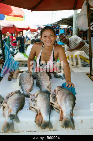 Portrait of a smiling latina la vente de poisson frais au marché (Mercado Bazurto Bazurto). Cartagena de Indias, Colombie, Bolívar. Oct 2018 Banque D'Images
