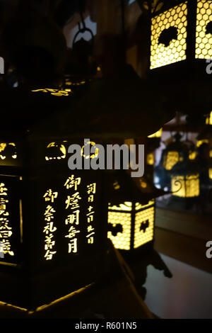 Éclairage lanternes dans le noir, Sanctuaire Kasuga-Taisha, Nara, Japon Banque D'Images