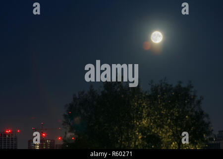 Pleine lune sur la ville de la Docklands à Canary Wharf. Londres, Angleterre. Banque D'Images