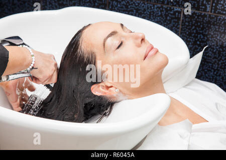 Femme blanche obtenir une procédure de lavage de cheveux dans un salon de beauté Banque D'Images