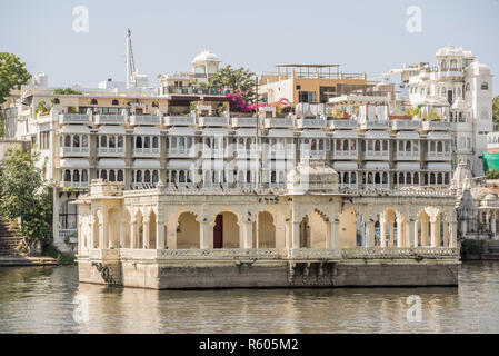 Mohan Mandir Temple avec Lake Pichola Hotel en arrière-plan, Udaipur, Rajasthan, Inde Banque D'Images