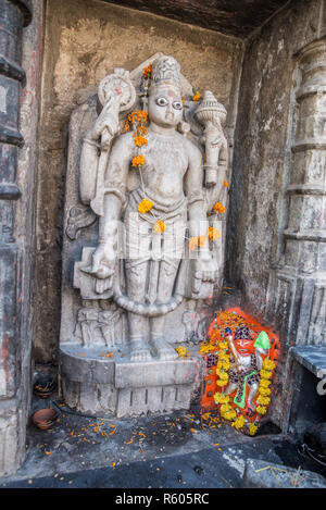 Idole sculptée avec des décorations florales, Temple Jagdish, Udaipur, Rajasthan, Inde Banque D'Images