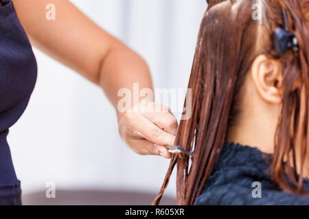 Coiffure hair treatment. application d'une couleur crème à cheveux. Banque D'Images
