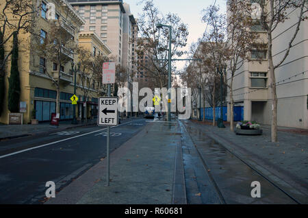 Diverses enseignes de rue peuvent être trouvés dans n'importe quelle ville. Banque D'Images