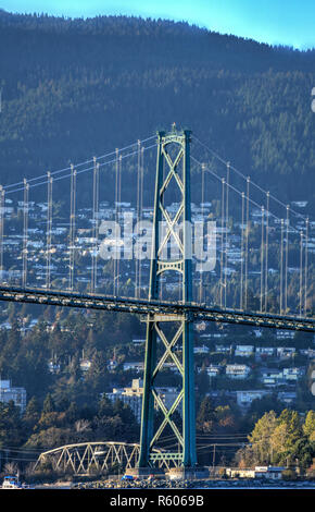 Pont Lions Gate comme vu du parc Stanley à Vancouver, Canada Banque D'Images